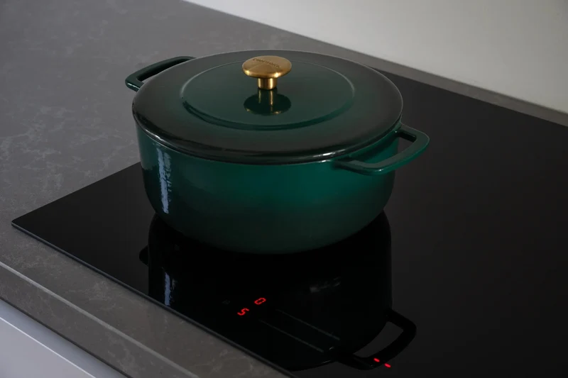 Combekk Bräter mit Deckel Gusseisen Holly Green ø 28 cm / 5,3 Liter - emaillierte Antihaftbeschichtung