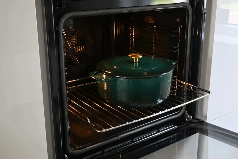 Combekk Bräter mit Deckel Gusseisen Holly Green ø 28 cm / 5,3 Liter - emaillierte Antihaftbeschichtung