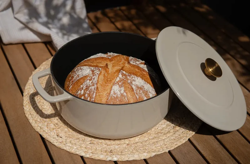 Combekk Bräter mit Deckel Gusseisen Sand ø 24 cm / 3,8 Liter - emaillierte Antihaftbeschichtung