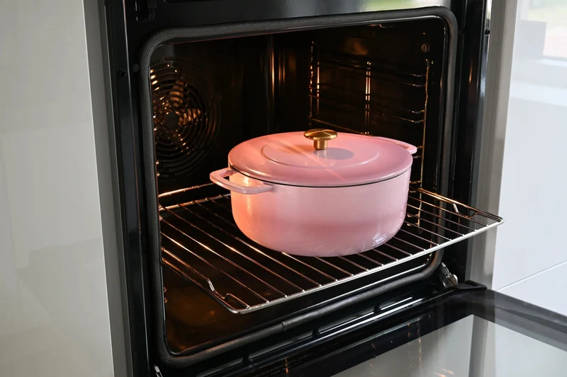 Combekk Bräter mit Deckel Gusseisen Pink ø 24 cm / 3.8 Liter - emaillierte Antihaftbeschichtung
