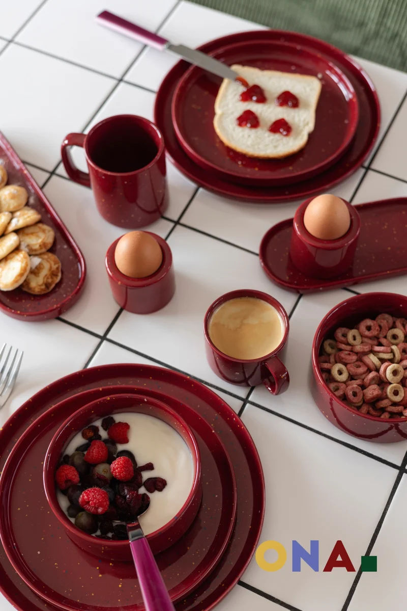 ONA Geschirrset Fika Burgundy 12-teilig / 4 Personen - 4 Speiseteller, 4 Frühstücksteller und 4 Schalen