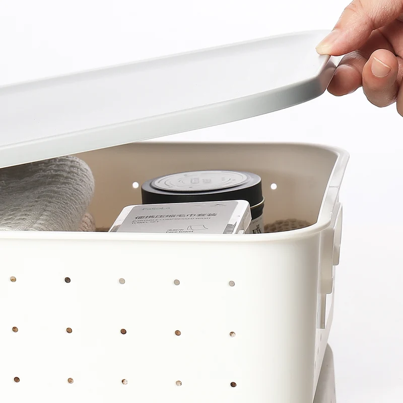 Witte opbergmand met deksel en label