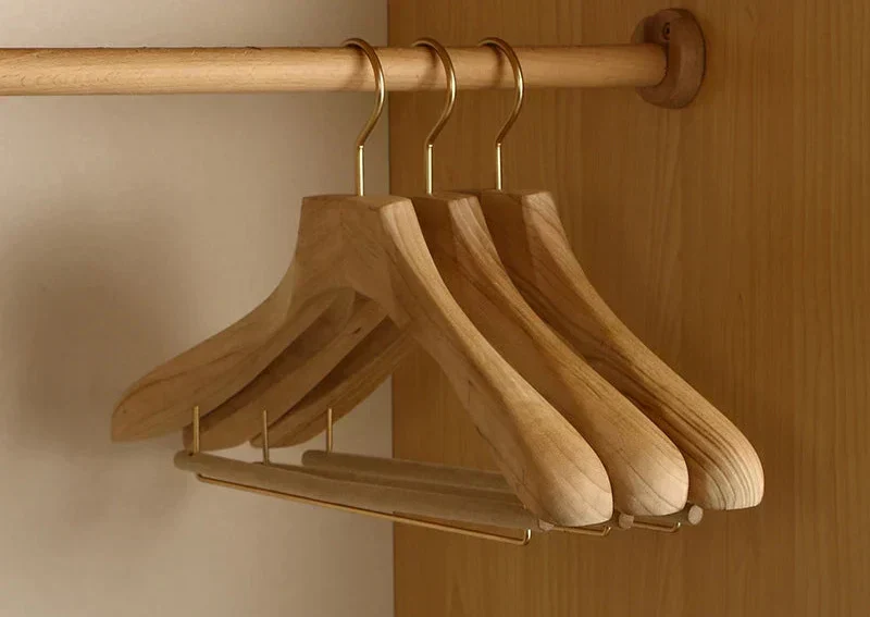 Aurora Brede Schouder Houten Kledinghangers – Premium Kamferhout Pak- & Mantelorganizer (Set van 2)