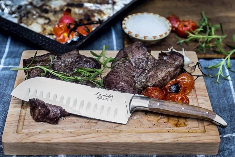 Laguiole Style de Vie Santokumesser aus Olivenholz mit Schneidebrett