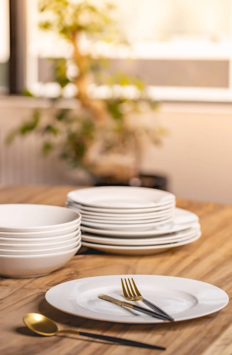 Studio Tavola Geschirrset Weiß - 18-teilig / 6 Personen - 6 Speiseteller, 6 Suppenteller und 6 Frühstücksteller