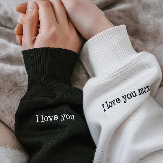 LoveSweater | Gepersonaliseerde Liefdestrui met Borduurwerk | Uniek Koppel Cadeau