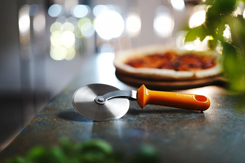 HENDI Pizzaschneider Pizzer, heavy-duty – designed by Robert Bronwasser – Orange – 97 × 240 mm
