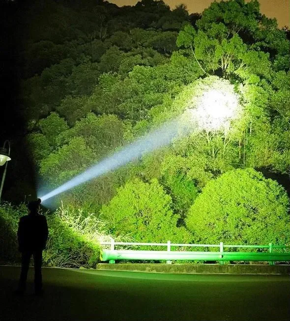 LuxeBeam High-Performance Zaklamp | Superheldere, duurzame en oplaadbare zaklamp voor elke situatie