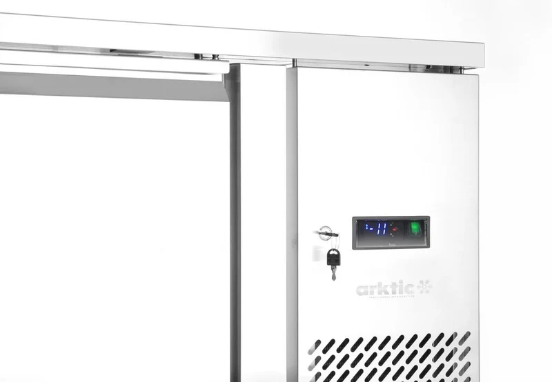 Arktic Kühltheke dreitürig 420 L – Profi Line – 334 l – 230 V / 400 W – 700 × 1795 × 839 mm