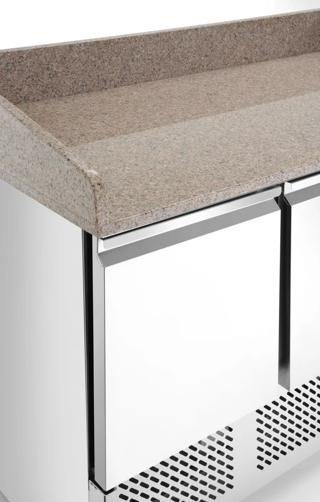 Arktic Pizzatisch – dreitürig mit Aufsatzkühlvitrine 380+40 l – 254 l – 230 V / 400 W – 700 × 1400 × 943 mm