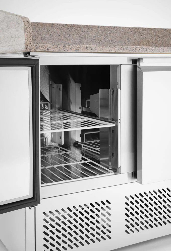 Arktic Pizzatisch – dreitürig mit Aufsatzkühlvitrine 380+40 l – 254 l – 230 V / 400 W – 700 × 1400 × 943 mm