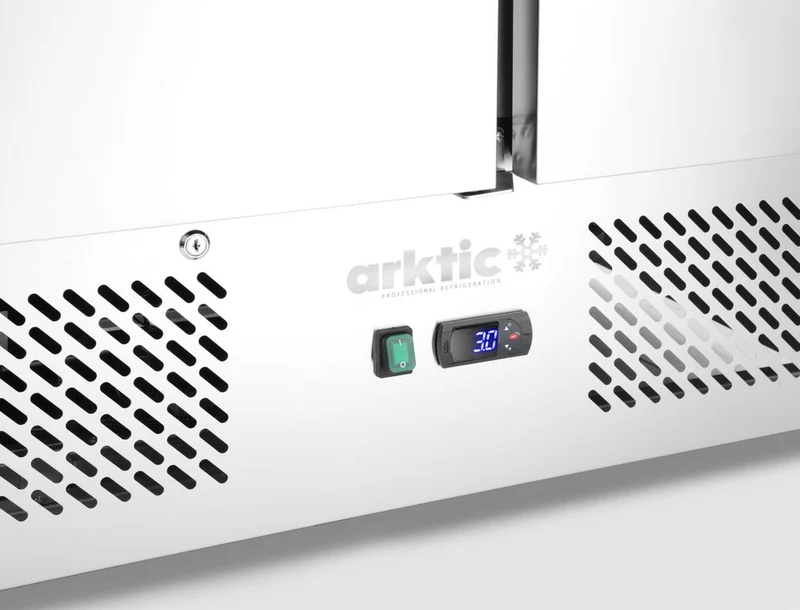 Arktic Pizzatisch – dreitürig mit Aufsatzkühlvitrine 380+40 l – 254 l – 230 V / 400 W – 700 × 1400 × 943 mm