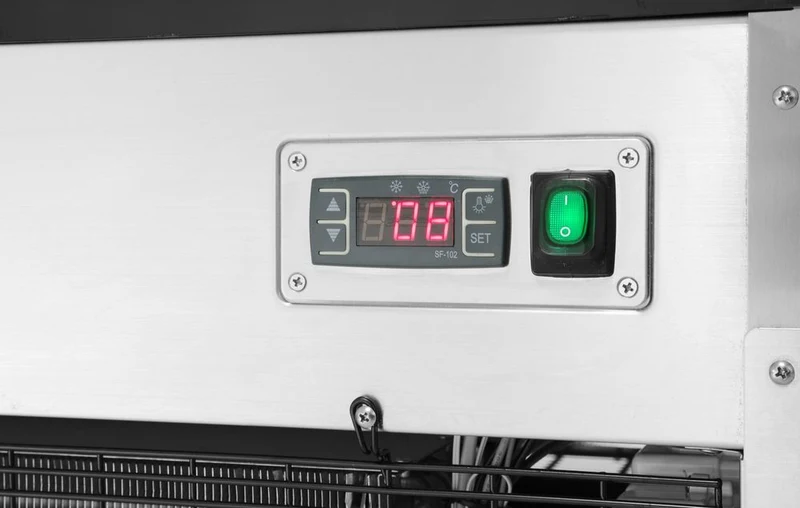 Arktic Kühlvitrine mit 3 geneigten Regalen – 230 V / 480 W – 833 × 650 × 1460 mm